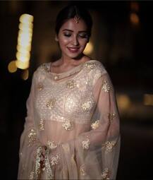 टीवी की एक्ट्रेस आशा नेगी की हालिया लुक्स पर टिक जाएंगी आपकी निगाहें