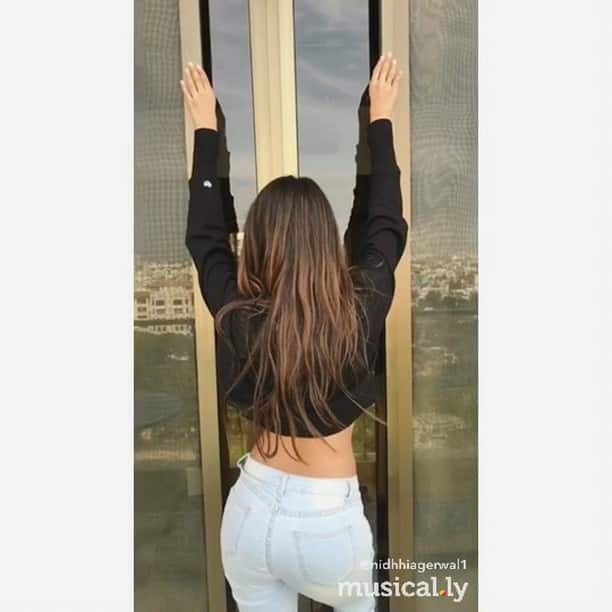 ये भी बताते चलें कि बेंगलुरु की निधि मॉडल, अदाकारा होने के साथ-साथ ट्रेन्ड बैले डांसर भी हैं.