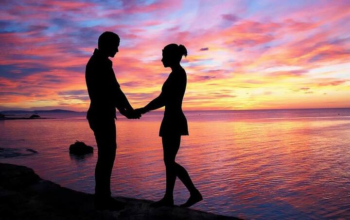 अपने पार्टनर की किसी से तुलना ना करें - अक्सर आप चाहे-अनचाहे अपने पार्टनर की तुलना दूसरे से करने लगते हैं. लेकिन आप भूलकर भी ये गलती ना करें. इससे आपका रिश्ता खराब हो सकता है.