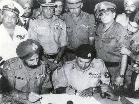 Republic Day 2018 Special: A detailed story of India Pakistan 1971 War in hindi गणतंत्र विशेष: 1971 के युद्ध में ऐसे किया था पाकिस्तान ने सरेंडर, बना था बांग्लादेश