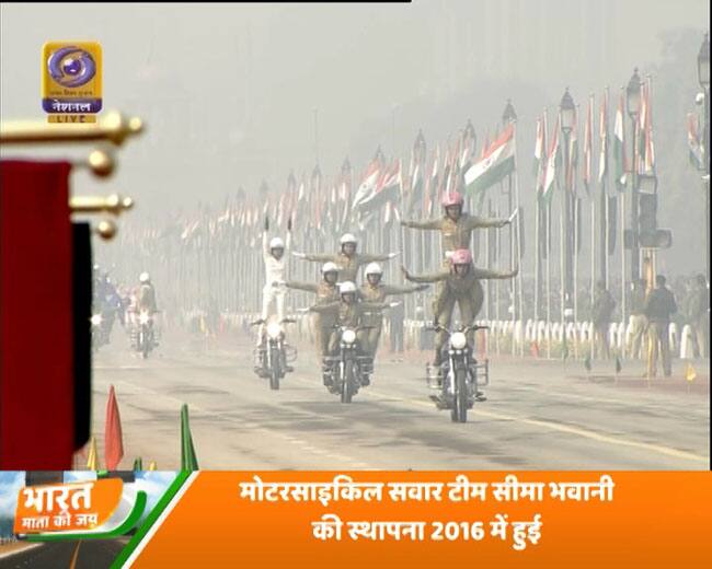 राजधानी में राजपथ पर 10 आसियान देशों के राष्ट्रध्यक्षों की ऐतिहासिक मौजूदगी में राष्ट्रपति रामनाथ कोविंद ने ध्वजारोहण किया. 