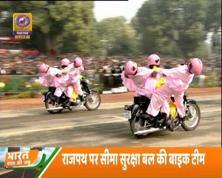 पहली बार स्टंट करती दिखीं बीएसएफ की 106 महिला बाइकर्स. गणतंत्र दिवस परेड में 350 सीसी की 26 रॉयल एनफील्ड मोटरसाइकिलों पर सवार होकर एरोबेटिक्स व अन्य कलाबाजी में अपना कौशल दिखाया. 