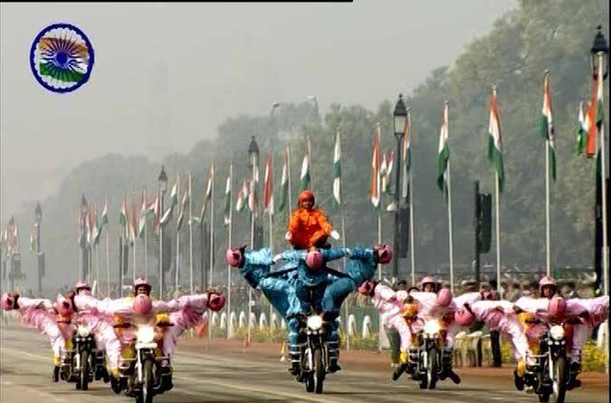 लद्दाख क्षेत्र में बीएसएफ की सब इंस्पेक्टर स्टैन्जीन नॉरयांग (28) की अगुआई में महिला बाइकर्स ने पहली बार गणतंत्र दिवस परेड में भारतीय सैन्य शक्ति और सांस्कृतिक दिलेरी का प्रदर्शन किया.