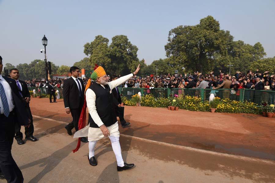 After R-Day Parade, Modi walks down Rajpath to greet people Republic Day 2018: परेड खत्म होने के बाद वहां मौजूद लोगों से मिले पीएम मोदी