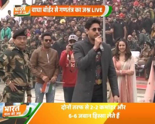 बॉलीवुड के मशहूर फिल्म एक्टर सिद्धार्थ मल्होत्रा को बीएसएफ के जवानों के साथ गणतंत्र दिवस मनाते देखा गया. सिद्धार्थ ने वाघा बॉर्डर पर बीटिंग द रिट्रीट सेरेमनी में हिस्सा लिया.