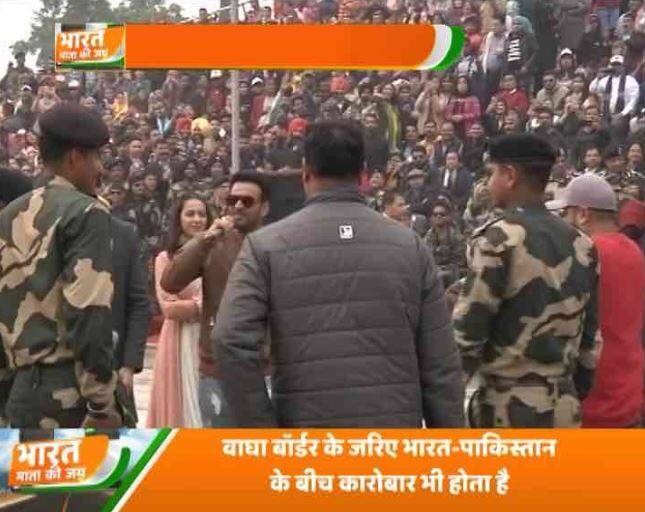 बॉलीवुड के एक और मशहूर एक्टर मनोज वाजपेयी भी बीटिंग द रिट्रीट सेरेमनी के दौरान जय हिंद का नारा लगाते हुए दिखे.