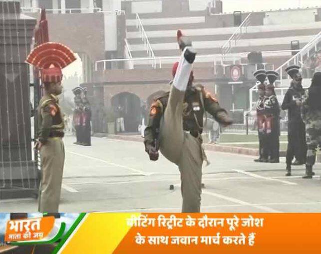 बीटिंग द रिट्रीट परेड में बीएसएफ के जवान अपने पैर खुद के सर के बराबर उठते हैं. इन जवानों की परेड को देखने के लिए भारत के अलग-अलग हिस्सों से हजारों लोग आते हैं.