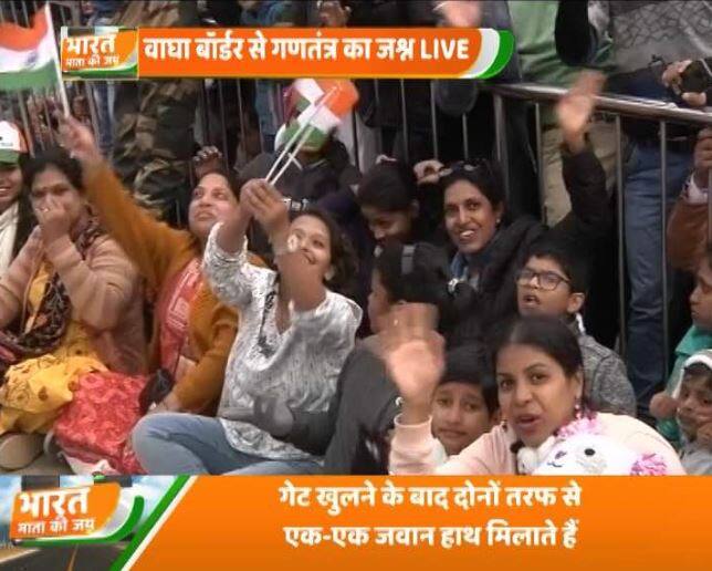 इस तस्वीर में यह साफ दिख रहा है कि बीटिंग द रिट्रीट परेड देखने पहुंचे दर्शकों में किस तरह का उत्साह है.