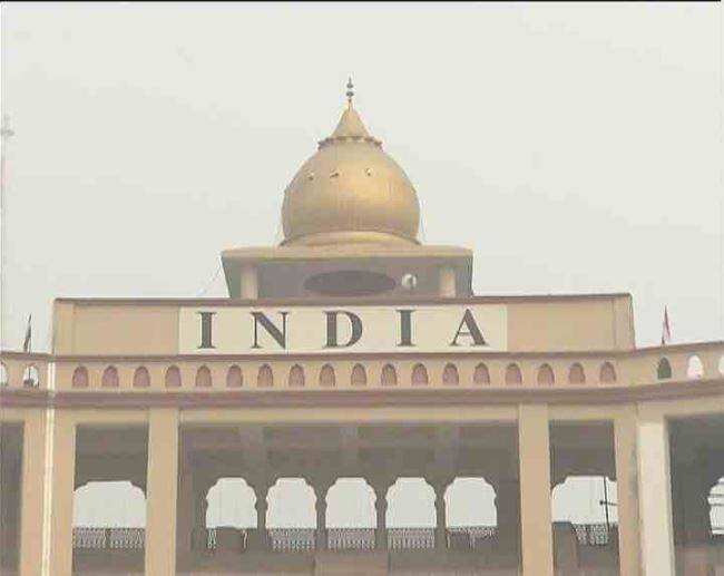 वाघा बॉर्डर पर इस साल गणतंत्र दिवस समारोह में फिल्मी सितारे भी बीएसएफ के जवानों का हौसला बढ़ाने पहुंचे.