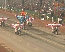 गणतंत्र दिवस: महिला बाइकर्स के करतब देख लोगों ने दबा लीं दांतों तले उंगलियां