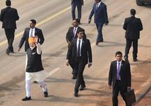 गणतंत्र दिवस की परेड खत्म होने पर राजपथ पर दर्शकों से मिले मोदी