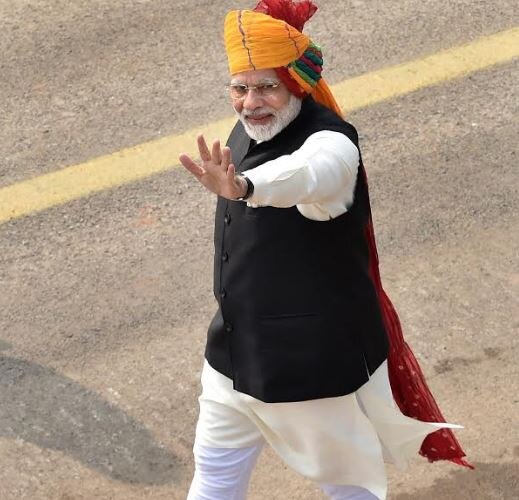 गणतंत्र दिवस की परेड खत्म होने पर राजपथ पर दर्शकों से मिले मोदी