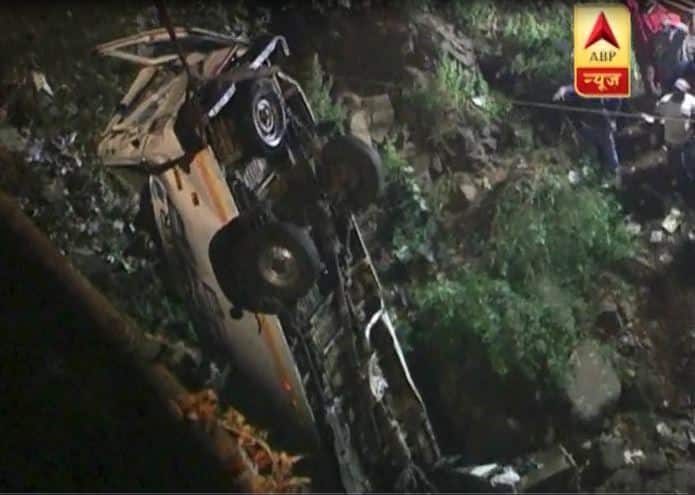 महाराष्ट्र के कोल्हापुर में बस नदी में गिरी, डूबने से 12 लोगों की मौत, तीन गंभीर रूप से घायल 12 dead and 3 injured after a mini bus fell into a river in Maharashtra’s Kolhapur महाराष्ट्र के कोल्हापुर में बस नदी में गिरी, डूबने से 12 लोगों की मौत, तीन गंभीर रूप से घायल