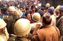 यूपी के कासगंज में आज भी हुई हिंसा, कमिश्नर ने माना-पुलिस से हुई कोताही