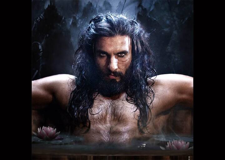 फिल्म के बजट की बात करें तो 'पद्मावत' करीब 200 करोड़ के बड़े बजट में बनकर तैयार हुई है. साथ ही इसके बाद फिल्म को IMAX और 3D फॉर्मेट में भी रिलीज किया गया है. 180 करोड़ के बजट के बाद फिल्म को IMAX और 3D फॉर्मेट में कन्वर्ट करने के लिए फिल्म के प्रोड्यूसर ने 20 करोड़ रुपए का खर्चा किया है.