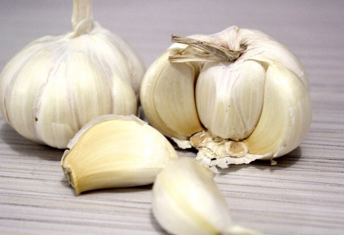 Know the side effects of garlic Garlic Side Effects : लसूण खायला आवडते? आधी जाणून घ्या याचे दुष्परिणाम..