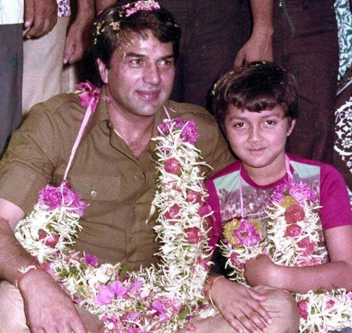 बॉलीवुड लिजेंड धर्मेंद्र के बेटे सनी देओल और बॉबी देओल के आपसी रिश्ते बेहद खास है. फिल्म इंडस्ट्री में ये एक ऐसी फैमिली है जो हर एक वक्त में एक दूसरे के साथ खड़ी आती है. करीब 10 साल पहले फिल्म 'दोस्ताना' में नजर आने वाले बॉबी को काम मिलना बंद हो गया था. बताया जाता है कि काम की वजह से बॉबी डिप्रेशन में चले गए थे लेकिन इस मुश्किल समय में सनी देओल उनके साथ हमेशा खड़े रहे.