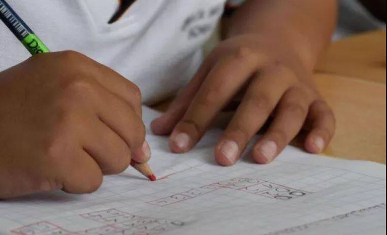 मध्य प्रदेश: होमवर्क नहीं किया तो टीचर ने क्लास की छात्राओं से लगवाए छह दिन तक 168 थप्पड़ Madhya Pradesh: Girl punished with 168 Slaps for not doing homework in school मध्य प्रदेश: होमवर्क नहीं किया तो टीचर ने क्लास की छात्राओं से लगवाए छह दिन तक 168 थप्पड़