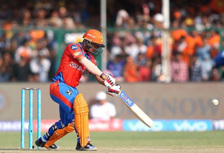 अनकैप्ड विकेटकीपर में इशान किशान 40 लाख बेस प्राइस के साथ ऑक्शन में उतरे. अंडर 19 टीम के पूर्व कप्तान को मुंबई इंडियंस ने 6 करोड़ 20 लाख में खरीदा.