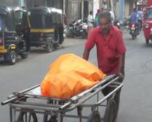 गुजरात पुलिस का अमानवीय चेहरा, पैसा बचाने के लिए लावारिस शव को ठेले पर भेजा