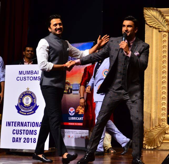 रितेश देशमुख के साथ स्टेज पर मस्ती करते रणवीर सिंह. (तस्वीर: मानव मंगलानी)