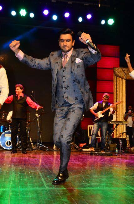 फिल्म की रिलीज के बाद से रणवीर काफी जश्न मना रहे हैं. ऐसे में इस इवेंट के दौरान उनकी खुशी साफ झलक रही थी. (तस्वीर: मानव मंगलानी)