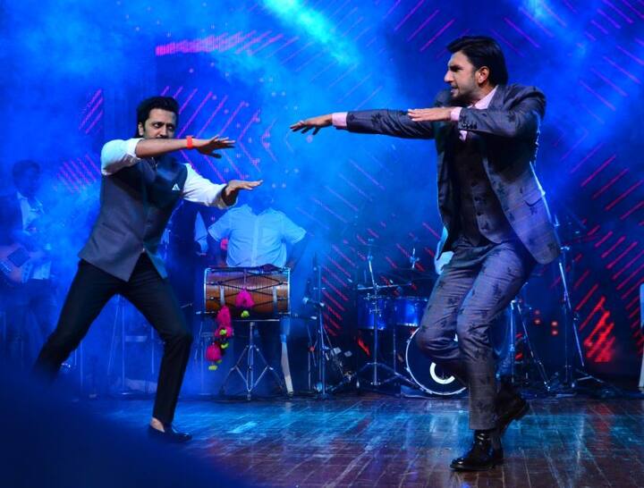 रितेश देशमुख के साथ डांस करते रणवीर सिंह. (तस्वीर: मानव मंगलानी)