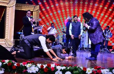 स्टेज पर रणवीर और रितेश दोनों ही बप्पी लहरी के आगे लेट कर उन्हें प्रणाम करने लगे. (तस्वीर: मानव मंगलानी)