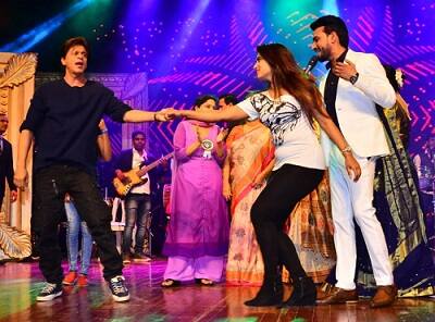 फीमेल फैंस के साथ डांस करते किंग खान. (तस्वीर: मानव मंगलानी)