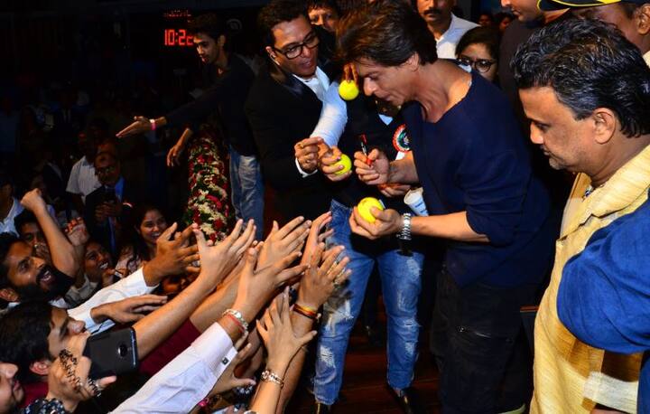 सबसे ज्यादा लोकप्रिता किसी के लिए देखी गई तो वो शाहरुख ही थे. ऑटोग्राफ देते शाहरुख खान. (तस्वीर: मानव मंगलानी)