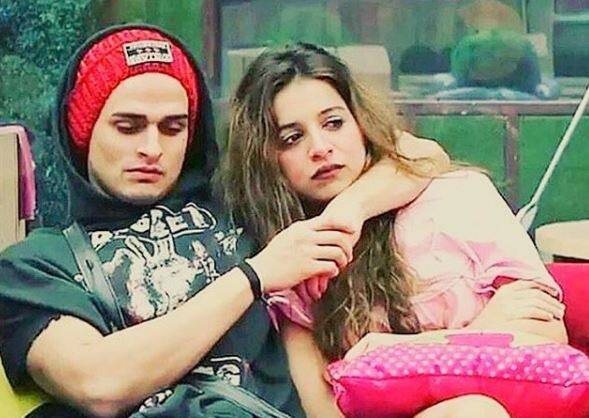 इतना ही नहीं बिग बॉस 11 के घर से बेघर होते ही सबसे पहले वह वरुण सूद से मिलने पहुंची थीं. उस समय प्रियांक शर्मा के साथ अपने रिश्ते पर चुप्पी तोड़ते हुए उन्हें अपने भाई के जैसा बताया था.