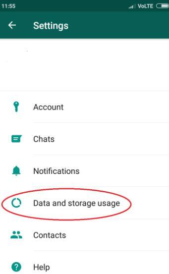 व्हाट्सएप पर सबसे ज्यादा डेटा खर्च मैसेज के जरिए आने वाले वीडियोज और तस्वीरों से होता है. ये वीडियो और तस्वीरें अपने आप ही डाउनलोड होना शुरू हो जाती हैं. डेटा की बचत के लिए आपको अपने व्हाट्सएप की सेटिंग्स में जाना होगा.
