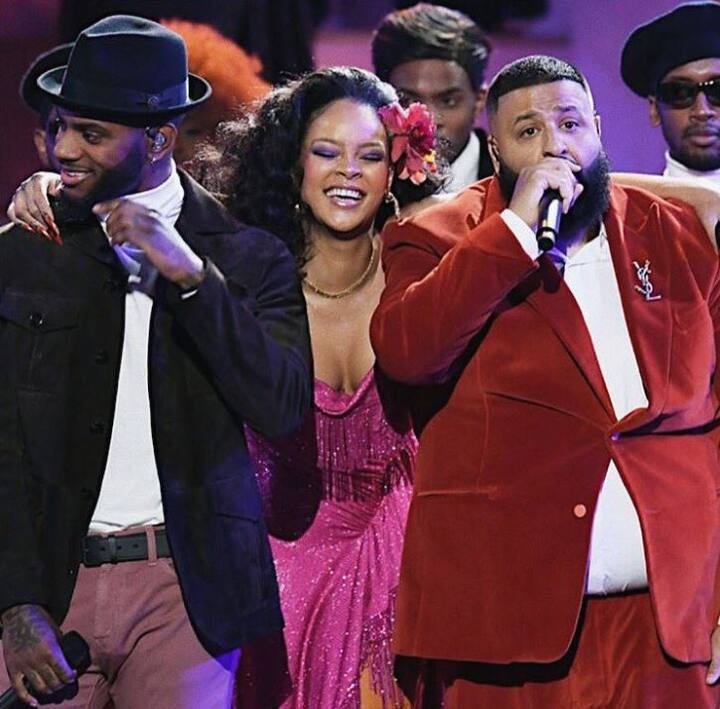 रिहाना ने वहां जमकर डांस किया और दर्शकों का मनोरंजन करने में कोई कसर नहीं छोड़ा. 