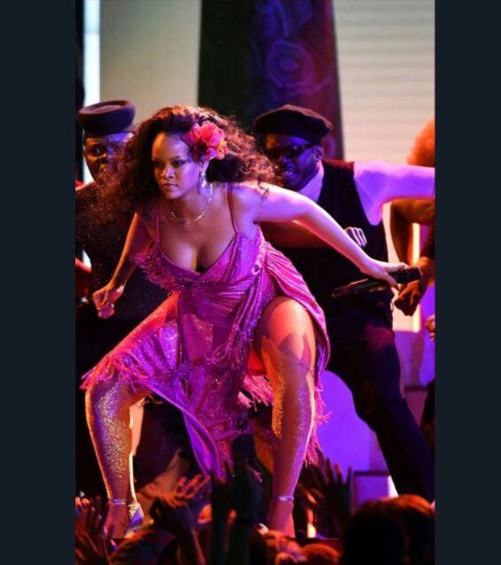 बात दें कि रिहाना अपने बोल्ड अंदाज में डांस करने के लिए बेहद लोकप्रिय हैं. 