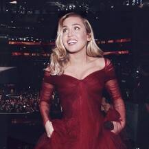 ग्रैमी 2018: मरून वनपीस में पहुंचीं माइली सायरस