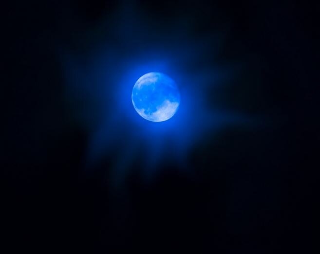 October 2020 to be a Blue Moon month Here all you need to know आसमान में फिर होगा अनूठा नजारा, 31 अक्टूबर को दिखेगा 'ब्लू मून', जानिए इसके बारे में