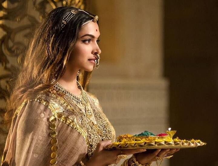 संजय लीला भंसाली के निर्देशन में बनी इस फिल्म ने बॉक्स ऑफिस पर पहले चार दिनों में (जिसमें एक दिन पेड प्रिव्यू शामिल है) ही 114 करोड़ रुपए कमा लिए हैं. आगे जानें ‘पद्मावत’ के 10 बड़े रिकॉर्ड्स के बारे में...