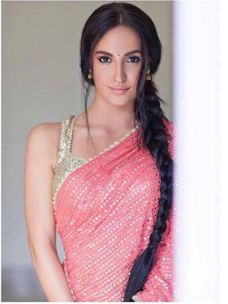 एली की इस हालिया तस्वीर की बात करें तो वह अपनी पिछली लुक से अलग नजर आ रही हैं. उनका यह लुक एली की पिछले तमाम अंदाज़ से बेहद जुदा है. 