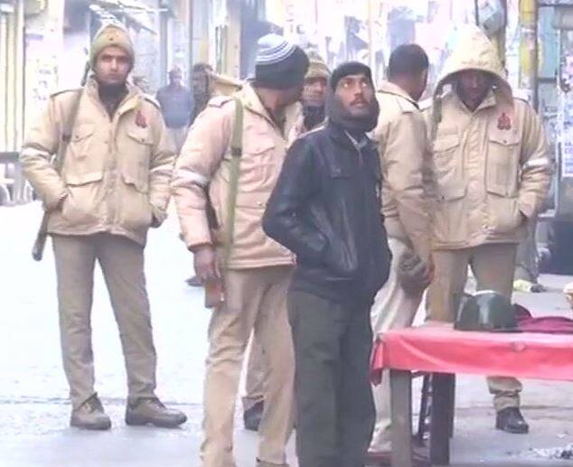 कासगंज में हालात अभी भी तनावपूर्ण, बड़ी तादाद में पुलिस तैनात Kasganj: Sitiation still stressful, police deployed in large number कासगंज में हालात अभी भी तनावपूर्ण, बड़ी तादाद में पुलिस तैनात