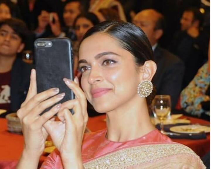 पिता को स्टेज पर चढ़ ये पुरस्कार पाते हुए देख दीपिका की खुशी देखते ही बनती है. वो इस दौरान अपने पिता के जीवन के इस खास पल को कैमरे में कैद करती नजर आईं. सभी फोटो (मानव मंगलानी व सोशल मीडिया)