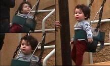 झूले का मजा लेते नजर आए नन्हें नवाब तैमूर अली खान, देखें तस्वीरें