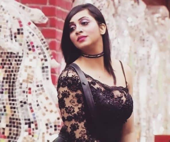 अर्शी जल्द ही बॉलीवुड में डेूब्यू करने वाली हैं. कुछ समय पहले ही अर्शी के मैनेजर फ्लिन रेमेडियोज ने ट्वीट करते हुए बताया, ''अर्शी खान ने मशहूर अभिनेता प्रभास के साथ एक बड़ी फिल्म का प्रोजेक्ट साइन किया है.'' इसके साथ ही उन्होंने सलमान खान, कलर्स टीवी और बिग बॉस का शुक्रिया भी अदा किया है.