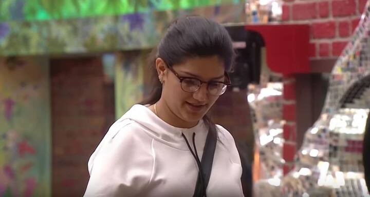 शादी से जुड़े सवालों का जवाब देते हुए सपना चौधरी ने कहा है कि उन्हें अभी शादी की कोई जल्दी नहीं है. इसलिए सपना चौधरी अपनी मां के लाए हुए सभी रिश्तों को भी ठुकरा देती हैं.