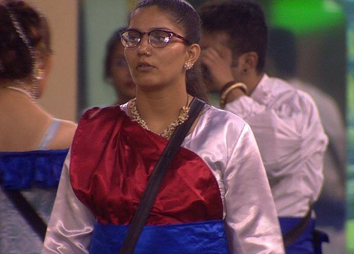  वैसे सपना ने बिग बॉस के घर का अनुभव शेयर करते हुए बताया है कि ''वहां मोबाइल फोन के ना होने की वजह से बाहर की दुनिया के बारे में कुछ मालूम ही नहीं चलता है.''