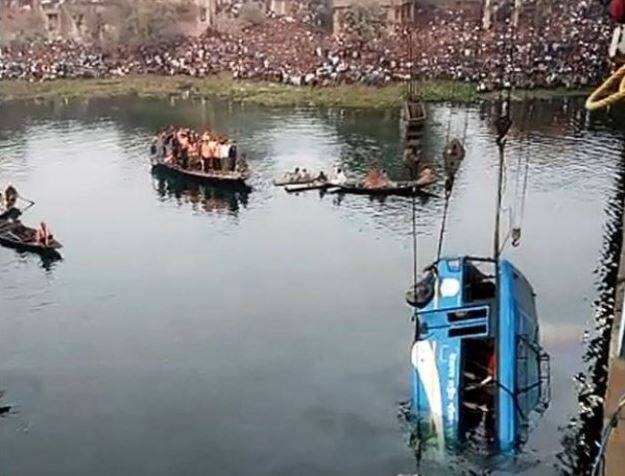 big accident in west bengal 43 killed in west bengal accident पश्चिम बंगाल: मुर्शिदाबाद बस दुर्घटना में मरने वालों की संख्या बढ़कर हुई 43