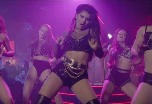 बात करें तो साल 2005 में इमरान हाशमी और तनुश्री दत्ता की ये गाना भी अपनी बोल्डनेस को लेकर काफी सुर्खियों में रहा था.