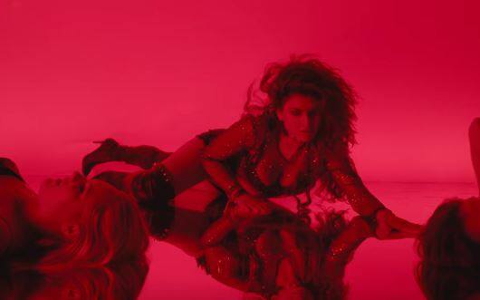 गाने के नए वर्जन में यूं तो काफी सारे बदलाव किए गए हैं लेकिन जो चीज दोनों ही गानों में बरकरार है वो है बोल्डनेस.