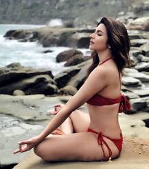 रेड बिकिनी में योगा करती नजर आईं शमा सिकंदर, तस्वीरें मचा रही हैं इंटरनेट पर खलबली