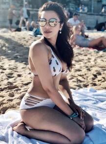 रेड बिकिनी में योगा करती नजर आईं शमा सिकंदर, तस्वीरें मचा रही हैं इंटरनेट पर खलबली