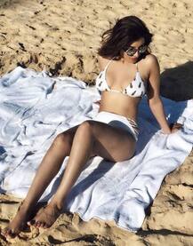 रेड बिकिनी में योगा करती नजर आईं शमा सिकंदर, तस्वीरें मचा रही हैं इंटरनेट पर खलबली